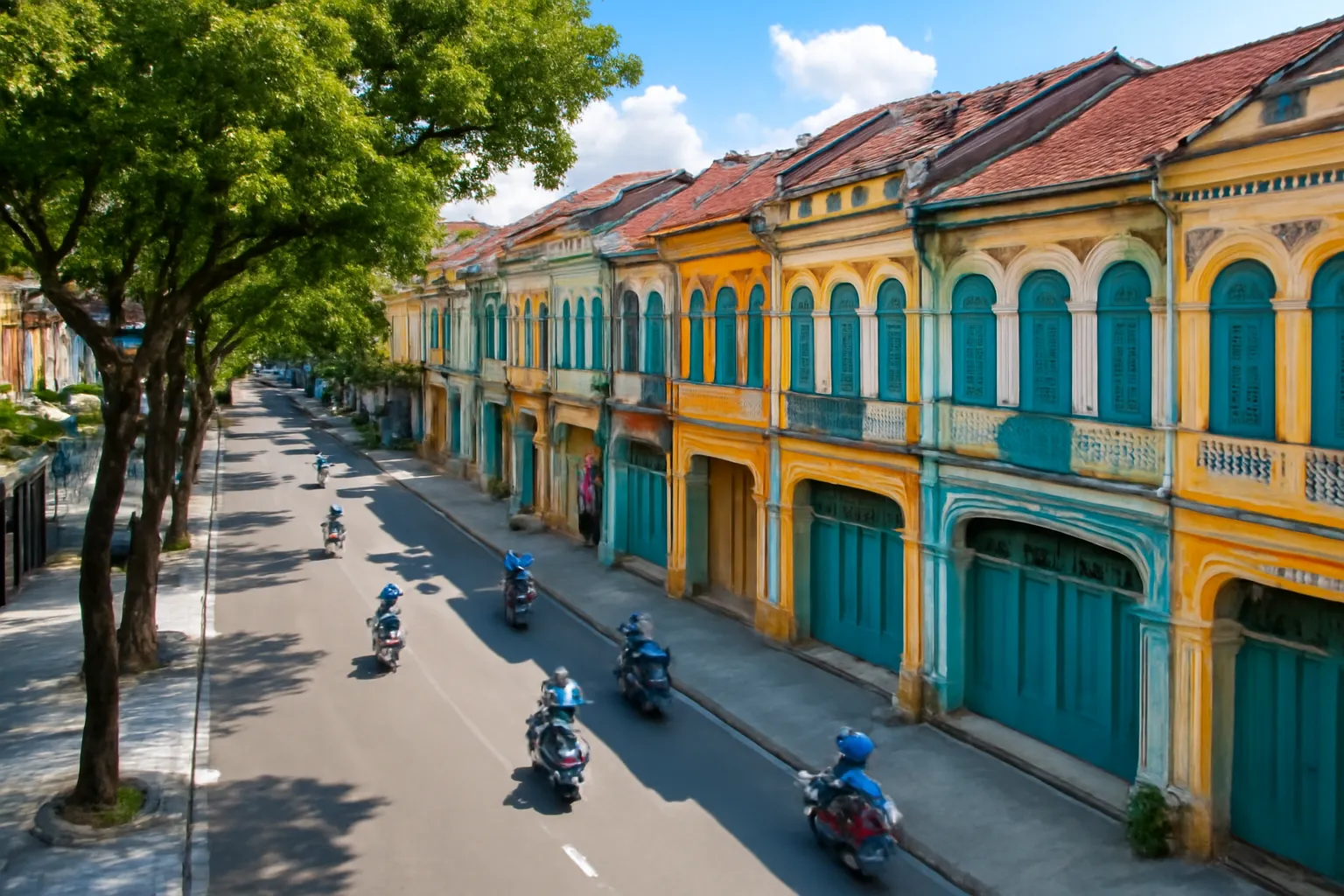 Đại lộ rợp cây với dãy nhà phố cũ và dòng xe máy nhìn từ trên cao